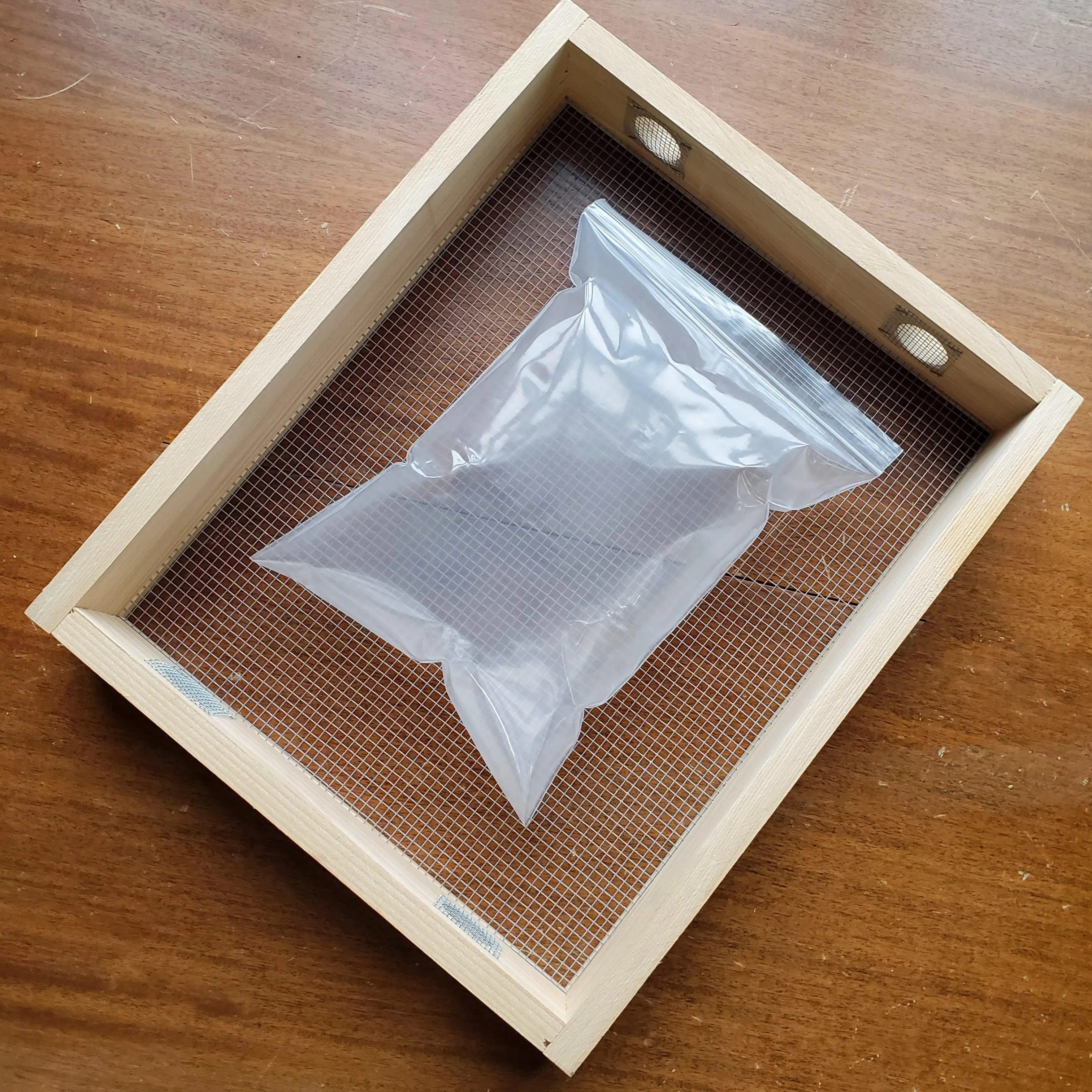 Clearance - Baggie Feeder 10" x 13"